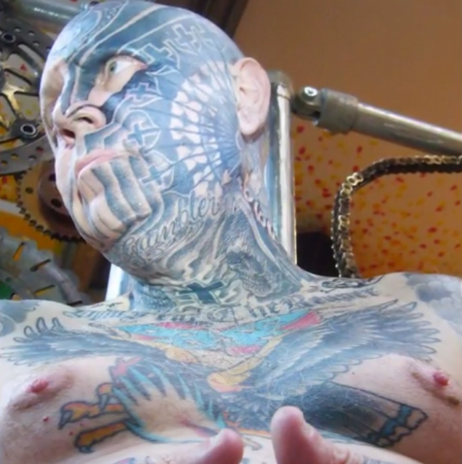 Homem que removeu tatuagens resolveu tatuar tudo de novo