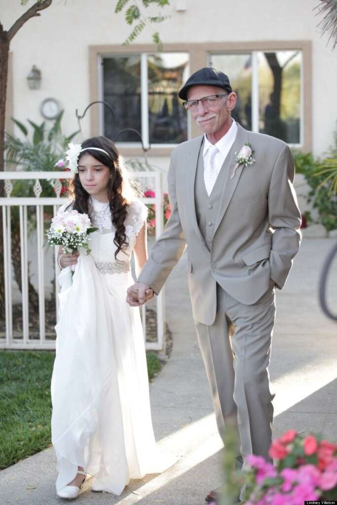 Menina de 11 anos se casa para realizar o sonho de ser levada ao altar