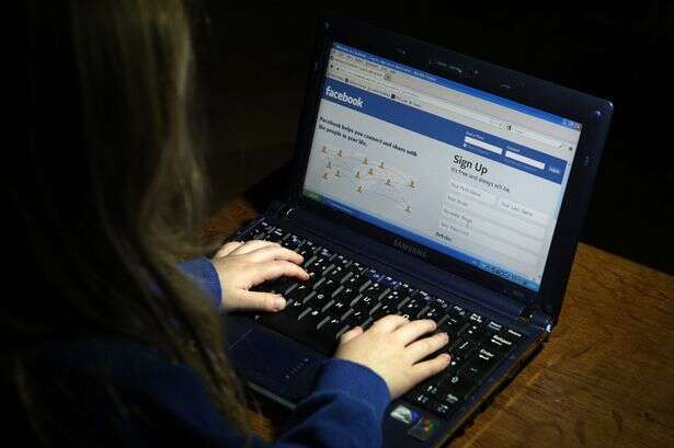 Pesquisa mostra que mais da metade dos jovens que usam Facebook se sentem mais feios