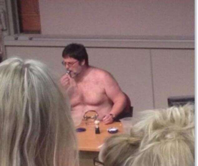 Professor fica pelada durante palestra e alunos ficam chocados