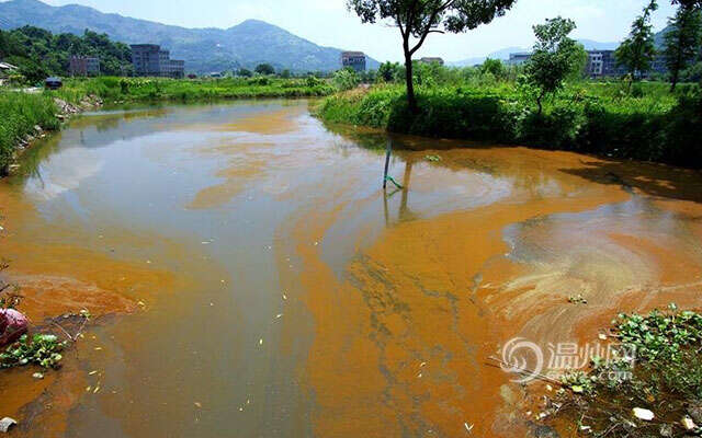 Rio fica amarelo na China