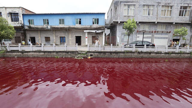 Rio misteriosamente fica com águas vermelhas na China