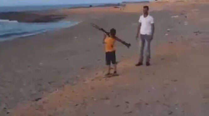 Vídeo amador mostra pai ensinando criança a atirar granadas