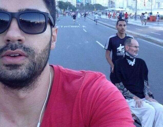 Brasileiro faz Selfie com Steve Jobs em cadeira de rodas