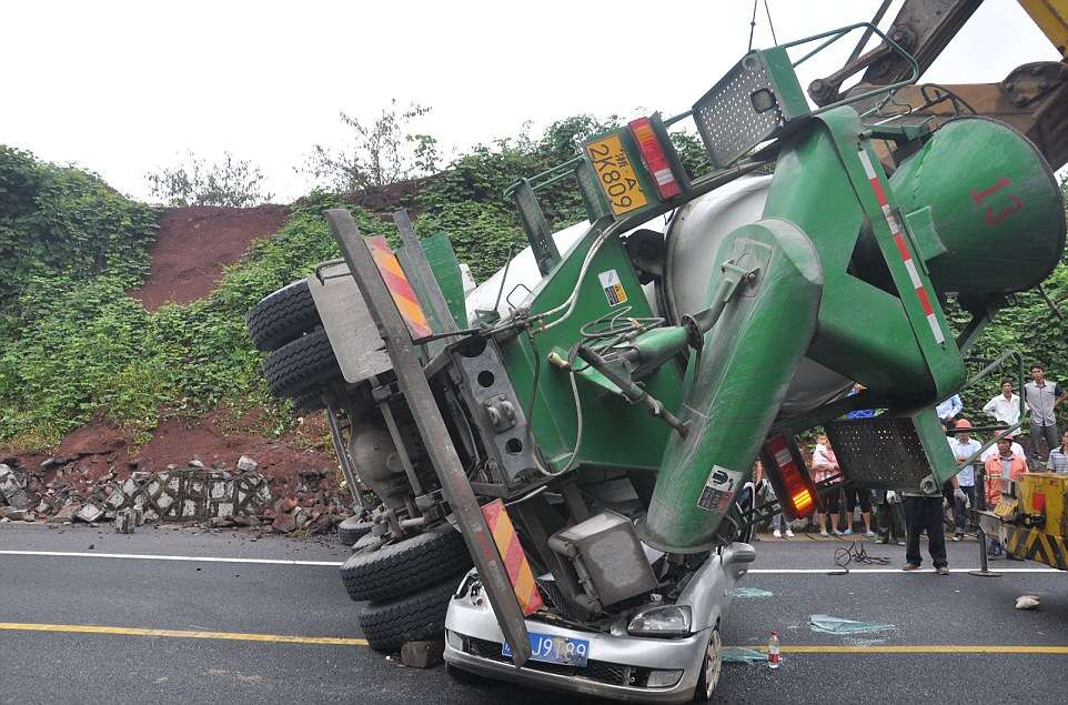 Caminhão tomba e esmaga carro com duas pessoas dentro