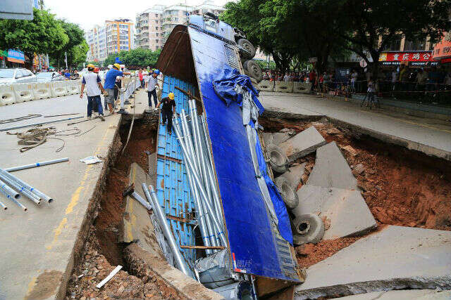 Caminhão é engolido por buraco na China