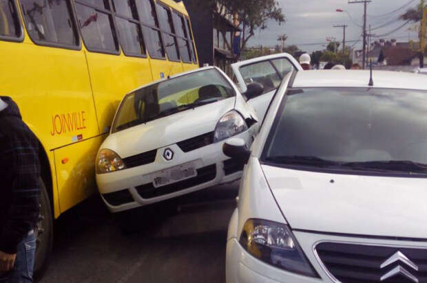 Carro fica prensado ao tentar ultrapassar veículo