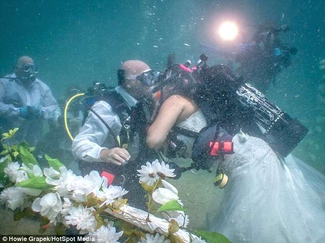 Casal realiza cerimônia de matrimônio a quase 10 metros de profundidade no mar