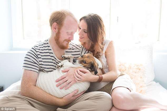 Casal recria clássicas fotos de recém-nascido usando cadelinha