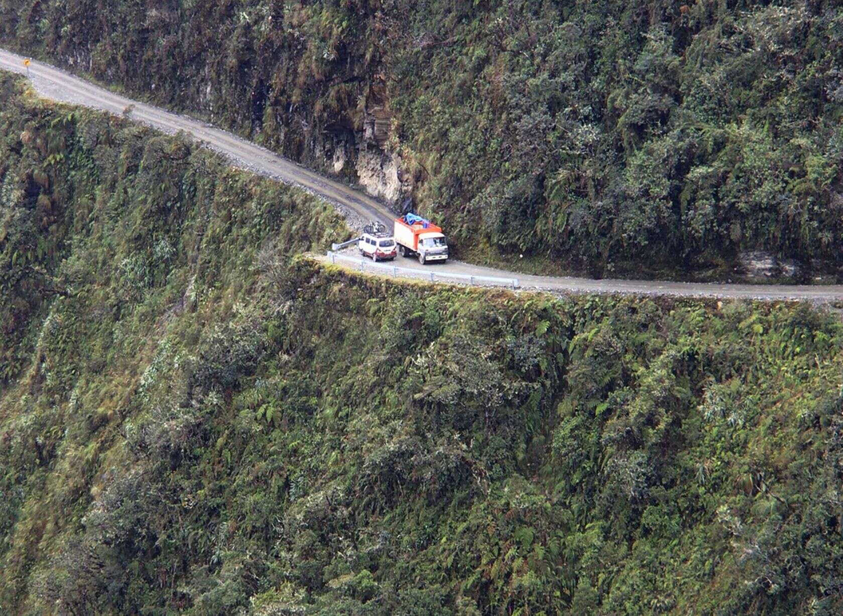 Conheça a estrada da morte