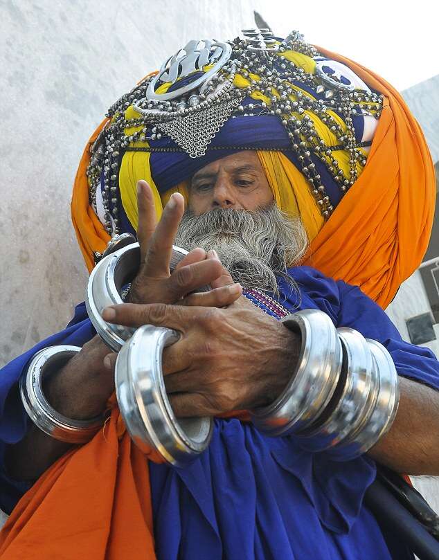 Conheça o homem que gasta 6 horas por dia para colocar maior turbante do mundo