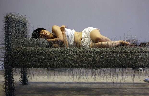 Em nome da arte, mulher dorme nua em cama de arame