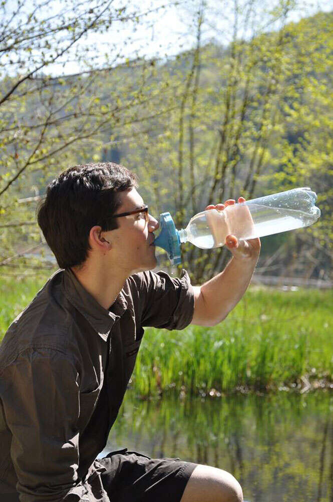 Estudante cria garrafa que filtrar água