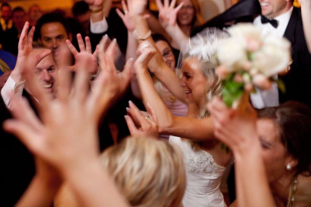 Estudo indica que quanto maior a festa de casamento, mais felizes os noivos serão