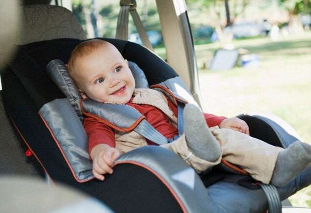 Estudo revela que cadeirinhas de crianças para carros possuem muitos germes