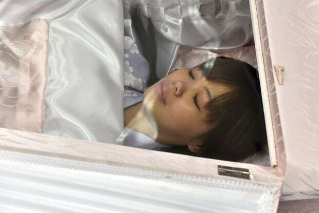 Feira funerária permite que visitantes testem caixões