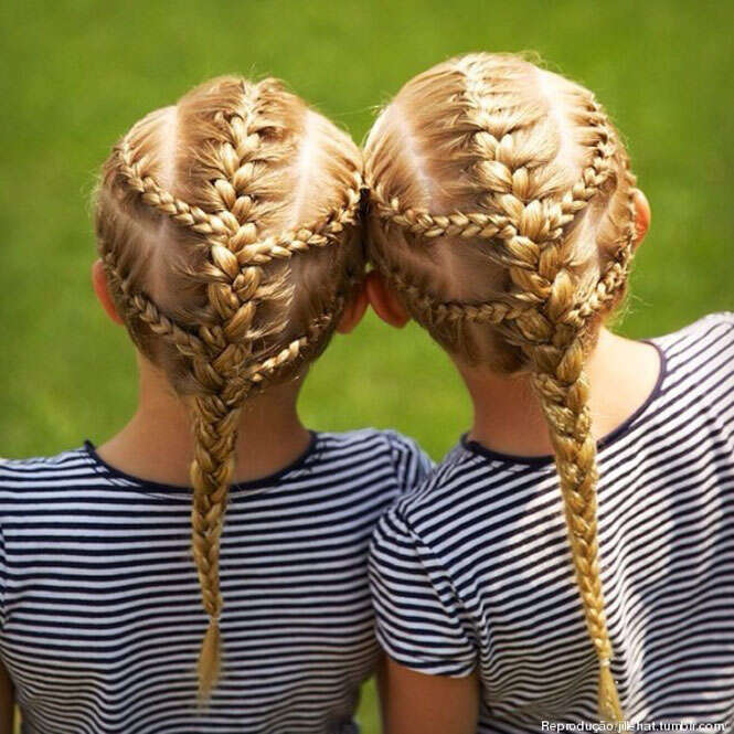 Gêmeas fazem sucesso na internet com penteados incríveis