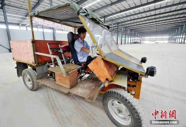 Homem constrói carro na China