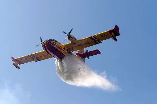 Homem é hospitalizado após avião de combate a incêndio jogar 400 litros de água sobre ele