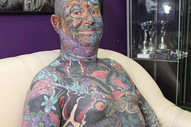 Homem se torna o mais tatuado da Grã-Bretanha