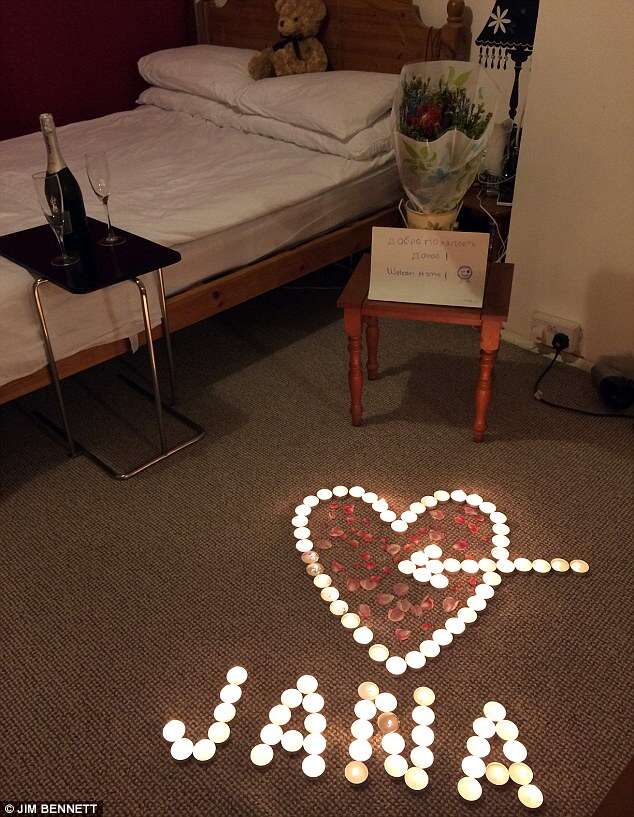 Homem incendeia casa com velas no quarto ao preparar recepção romântica para namorada 