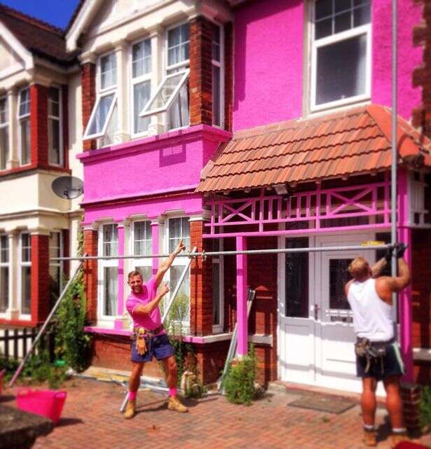 Homem pinta casa de amigo de rosa com bolas amarelas