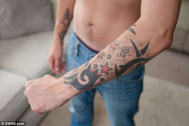 Homem que nasceu mulher construirá órgão genital masculino a partir de pele tatuada Homem que nasceu mulher construirá órgão genital masculino a partir de pele tatuada