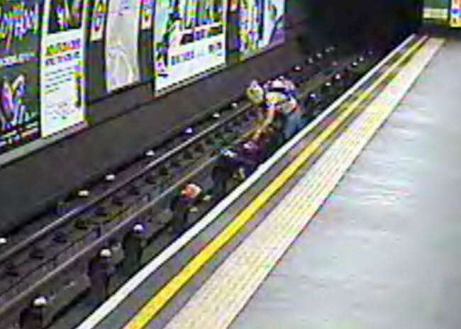 Imagens chocantes mostram carrinho de bebê sendo arrastado até trilhos do metrô