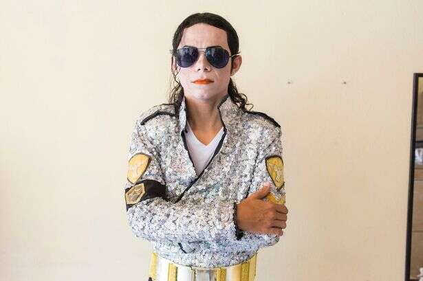 Imitador de Michael Jackson injeta ácido no rosto