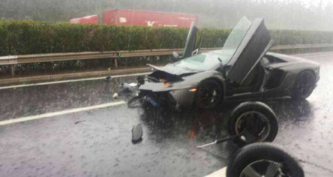 Lamborghini Aventador é totalmente destruída em acidente