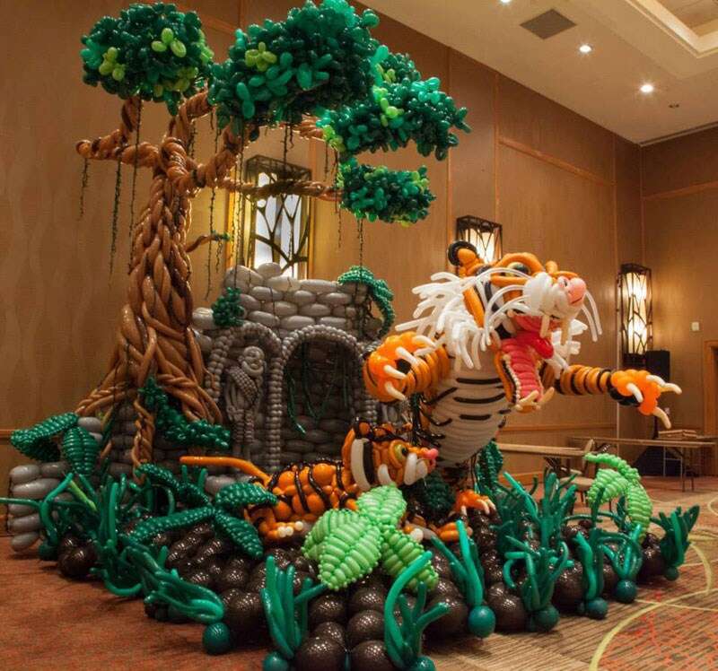 Lindas esculturas com balões são criadas por artista