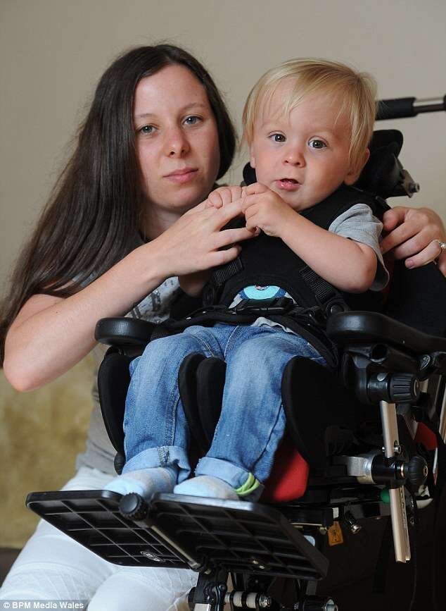 Mãe com bebê que possui paralisia cerebral é obrigada a sentar-se no chão