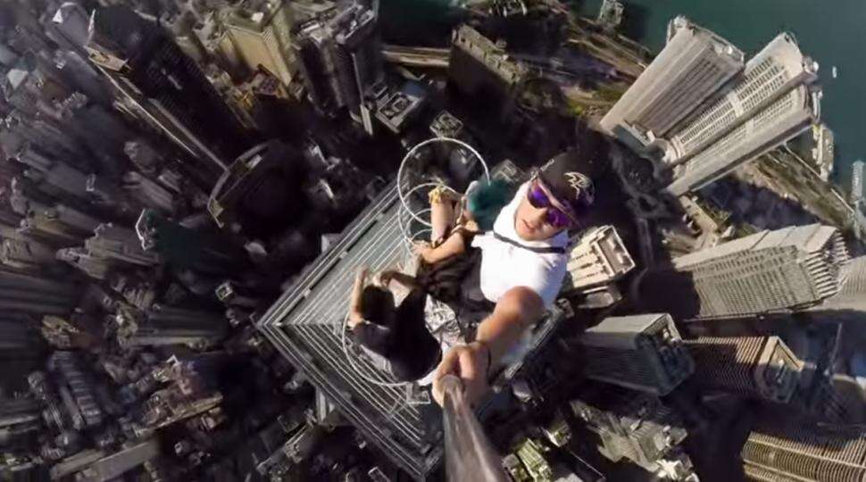 Malucos arriscam a vida para capturarem selfie no topo de arranha-céu