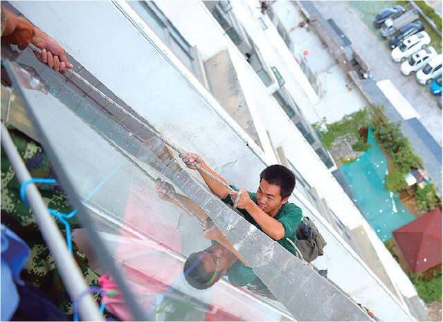 Menino incomodado com barulho corta corda de segurança de trabalhador