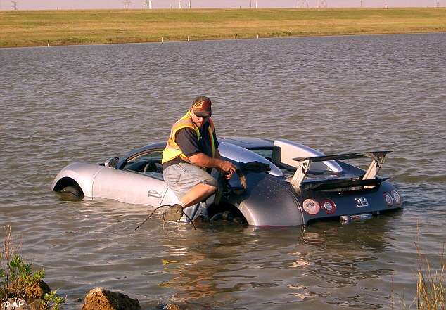 Motorista pode pegar 20 anos de prisão após jogar Bugatti Veyron em um pântano