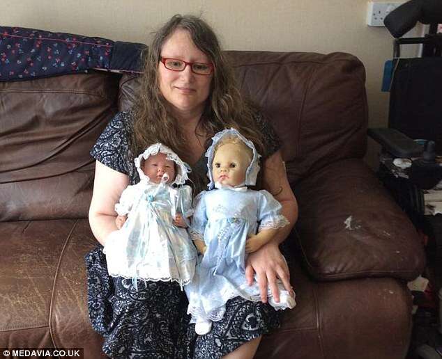 Mulher adota bonecas como filhas para superar dor da perda de família