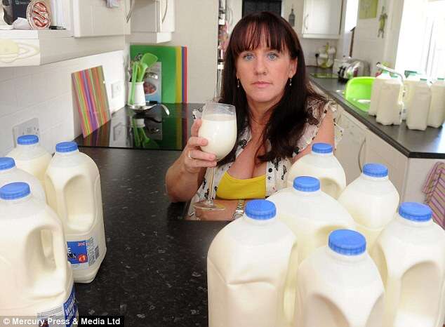 Mulher viciada em leite consome até 10 litros por dia