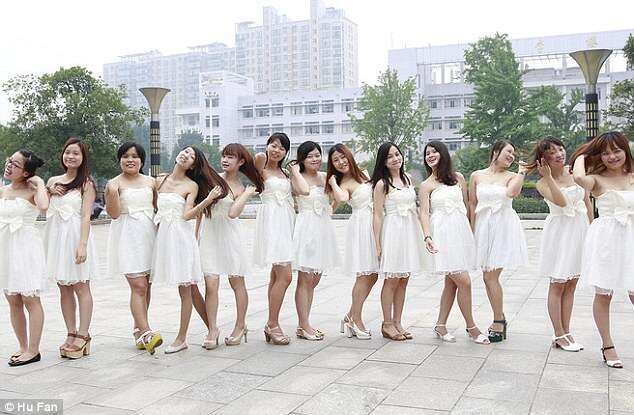 Mulheres universitárias começam a se formar usando vestidos de noiva
