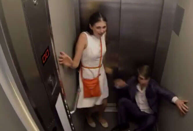 Pegadinha de elevador faz sucesso na internet