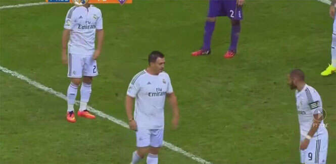 Torcedor invade gramado com uniforme do Real Madrid e participa de jogo 