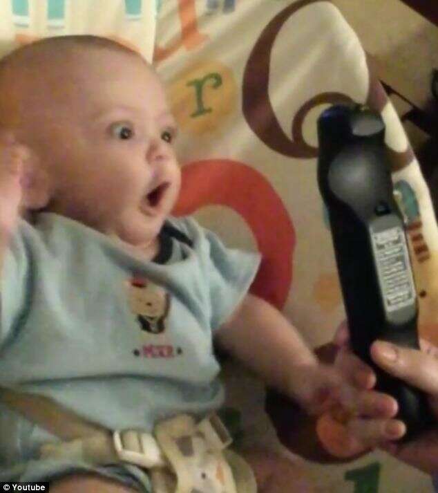 Bebê fica eufórico todas as vezes que pais mostram controle remoto a ele