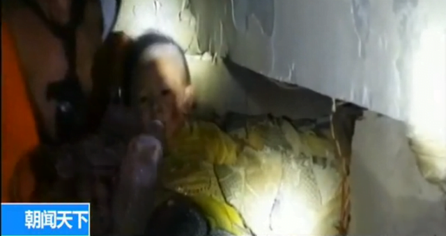 Criança é resgata de escombros após terremoto na China
