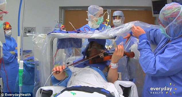 Violinista toca enquanto cirurgiões operavam seu cérebro