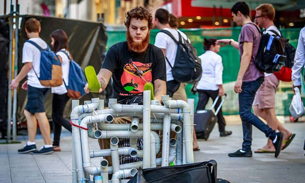 Artista de rua faz sucesso criando melodias com canos