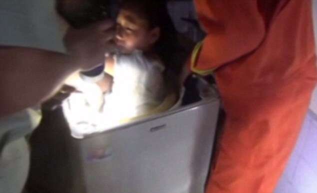 criança presa dentro de máquina de lavar roupas é resgatada