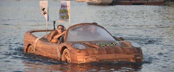 Barco de madeira com formato de Ferrari chama a atenção nos EUA