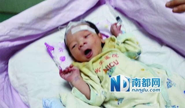 Bebê é abandonado na rua e sobrevive a tufão
