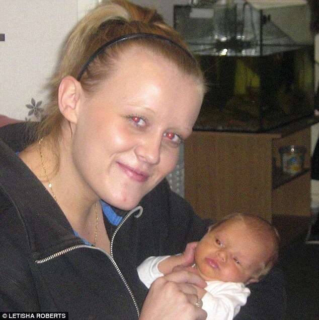 Bebê recém-nascida morre supostamente asfixiada por causa de pais drogados e bêbados