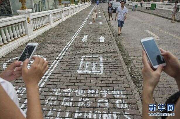 Chineses criam faixa exclusiva para pedestres viciados em enviar mensagens