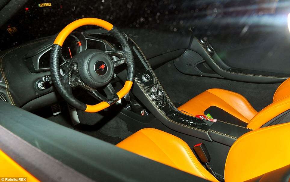 Confira o interior dos supercarros que desfilam nas ruas de Londres